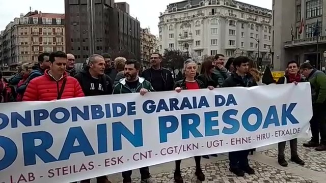 Sindicatos vascos se concentran para pedir el fin de la dispersión