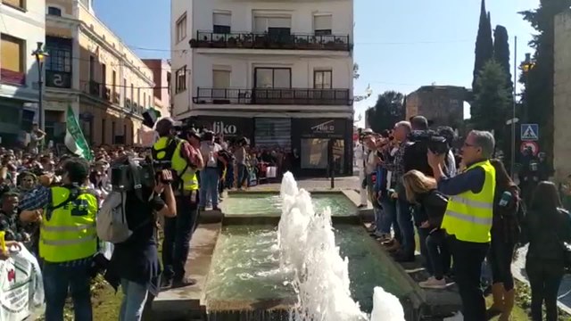 Los representantes de los agricultores explican el contenido de la reunión con Vara