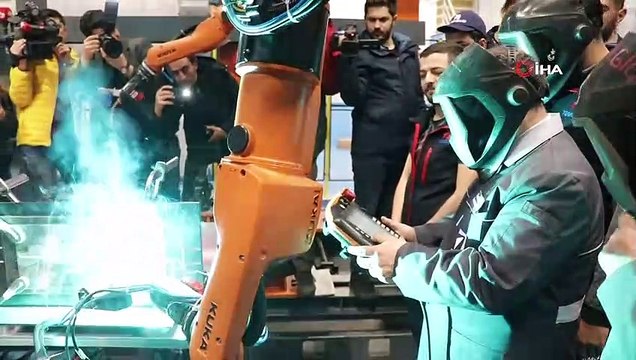 Bakan Varank, milli tren için işçilerle birlikte kaynak yaptı