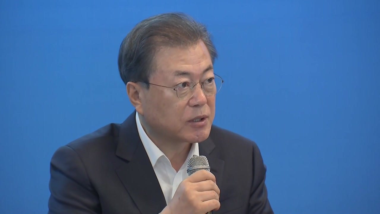 문 대통령 "방역과 경제 두 마리 토끼 잡아야...위기 경보 경계단계 유지" / YTN