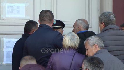 Descargar video: Protestë për verifikimin e dëmeve, banorët e pallatit në Durrës nuk aplikojnë dot për rindërtimin