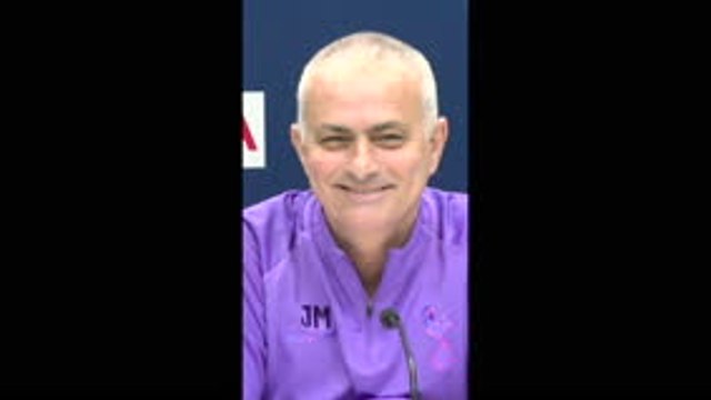 Mourinho hilariously reacts to interruption from young Spurs fans