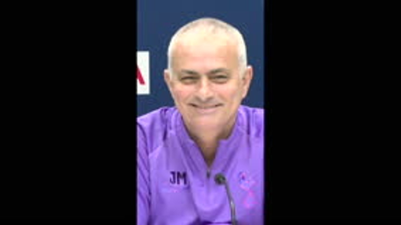 Mourinho hilariously reacts to interruption from young Spurs fans