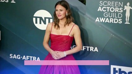 Our favorite troop leader Jennifer Garner is giving away Girl Scout cookies again