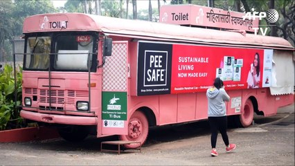 Viejos autobuses se convierten en baños femeninos cómodos y seguros en India