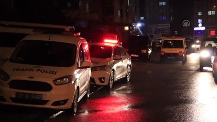 Devrilen otomobildeki 5 kişi yaralandı