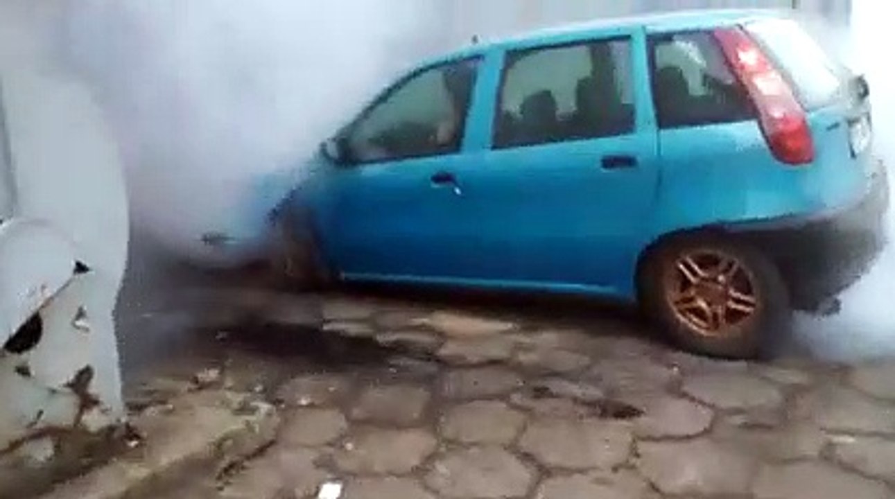 Il s'amuse à accélérer contre un mur et va le regretter