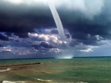 Cette tornade d'eau filmée en mer est magnifique et terrifiante