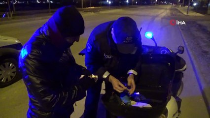 Motosikletli kurye yolda bulduğu içi para dolu cüzdanı polise teslim etti