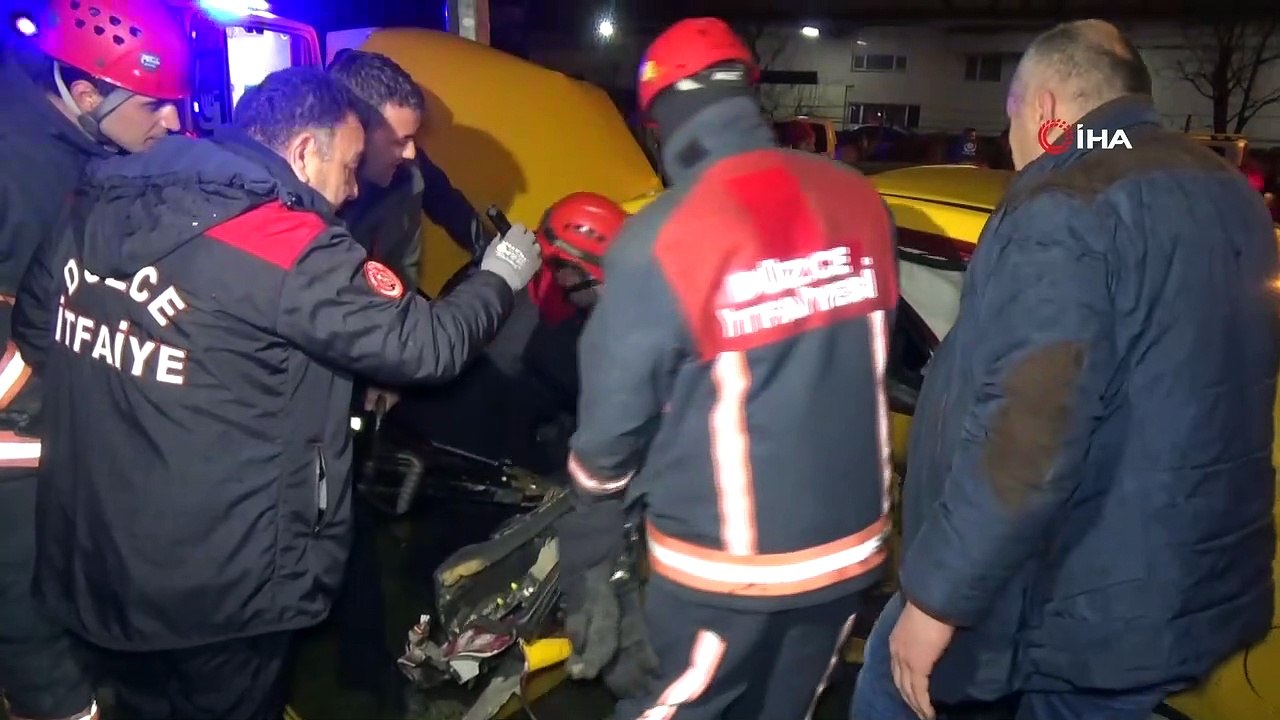 Feci kaza kamerada... Otomobilin çarptığı ticari taksi, elektrik direğine çarparak durabildi