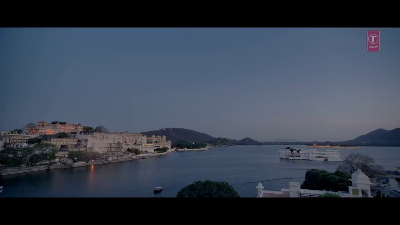 Ek_Zindagi_|_Angrezi_Medium_|_Irrfan,_Radhika_M,_Kareena_K,Deepak_D_|_Tanishkaa,_Sachin-Jigar(720p)