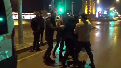 Aksaray’da 2 kişinin yaralandığı kazada taraflar yol ortasında kavga etti