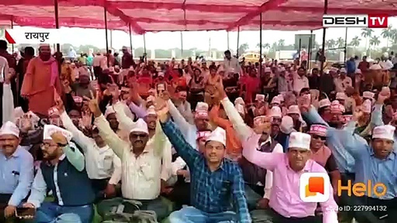 कर्मचारी पेंशन के लिए धरना प्रदर्शन करते हुए ।।