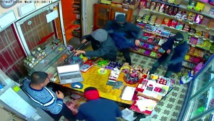 Adana-maskeli, silahlı gasp güvenlik kamerasında