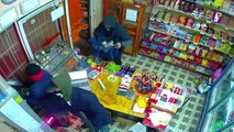 Pompalı tüfekle markete girip soygun yapan maskeli şahıslar, kullandıkları aracın rüzgarlığından yakalandı