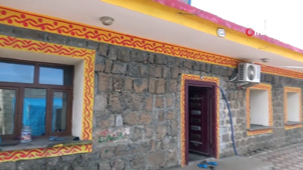 Diyarbakır’da Mahalle sakinleri evlerini sarı-kırmızı ve sarı-laciverte boyadı