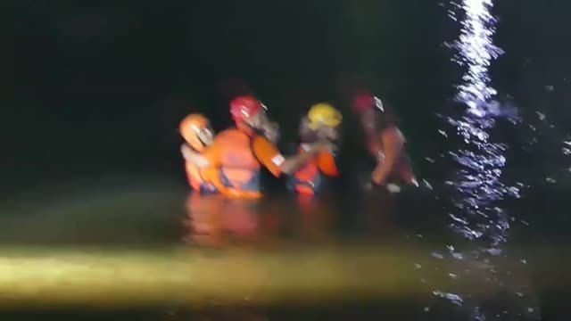 La crecida de un río en Indonesia causa la muerte de ocho estudiantes