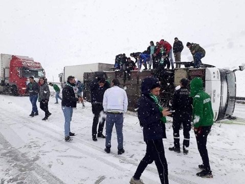 Bursaspor taraftarını taşıyan otobüsün kaza anını böyle kaydettiler
