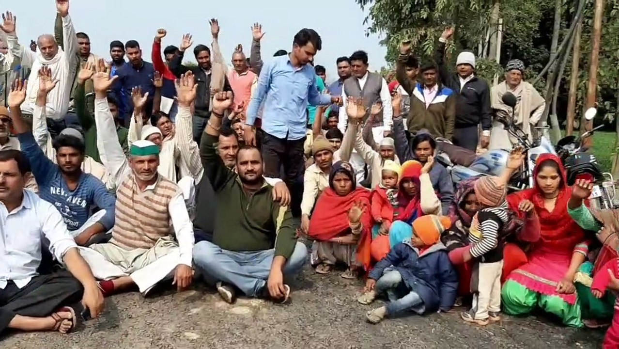 शामली: दिल्ली सहारनपुर हाईवे पर ग्रामीणों का धरना प्रदर्शन