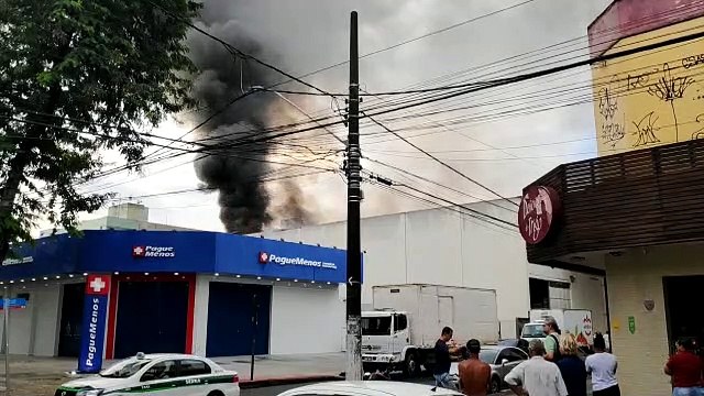 Incêndio atinge supermercado de Jardim da Penha, em Vitória
