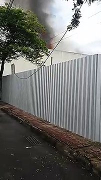 Incêndio atinge supermercado de Jardim da Penha, em Vitória