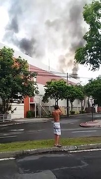 Incêndio atinge supermercado de Jardim da Penha, em Vitória