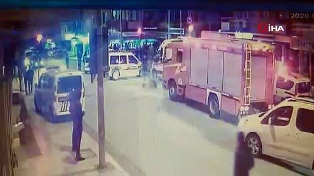Kırmızı ışıkta geçen otomobilin polis aracını devirdiği kaza güvenlik kamerasında