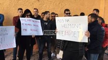 Report TV -Mbetjet në Vlorë, një grup të rinjsh në protestë: Mos na helmoni!