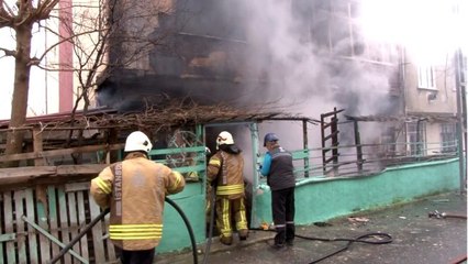Sultangazi'de yangın paniği, mahsur kalanlar son anda kurtarıldı