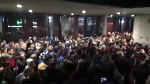 Ora News - Video ekskluzive/ Tirana shtypi Kukësin, ja festa madhështore e tifozëve bardheblu