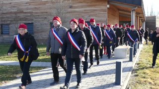 Echarpes tricolores et bonnets rouges à Fessenheim