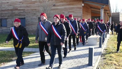 Echarpes tricolores et bonnets rouges à Fessenheim