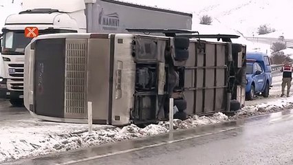 Bursaspor taraftarını taşıyan otobüs Erzurum'da devrildi