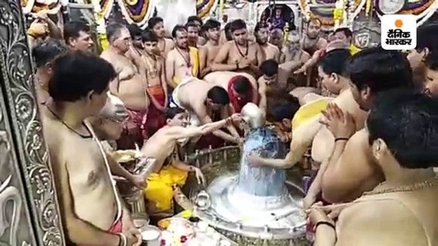 साल में एक बार दोपहर 12 बजे हाेने वाली भस्म आरती में शामिल हुए श्रद्धालु, बाबा ने अनवरत 44 घंटे तक भक्तों को दर्शन दिए