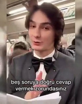 Metroda bilgi yarışması düzenledi sosyal medyada gündem oldu