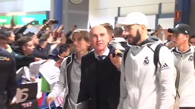 La afición recibe al Real Madrid a lo grande a su llegada a Valencia