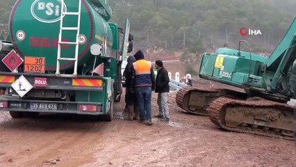 Çatlak Oluşan Barajda Su Tahliye Çalışmaları Devam Ediyor