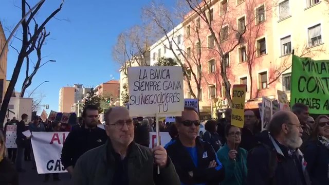 Un centenar de vecinos de Latina exigen el cierre de los locales de apuestas