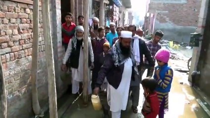 शामली पानी की निकासी नही होने से  मोहल्ला वासियों में रोष