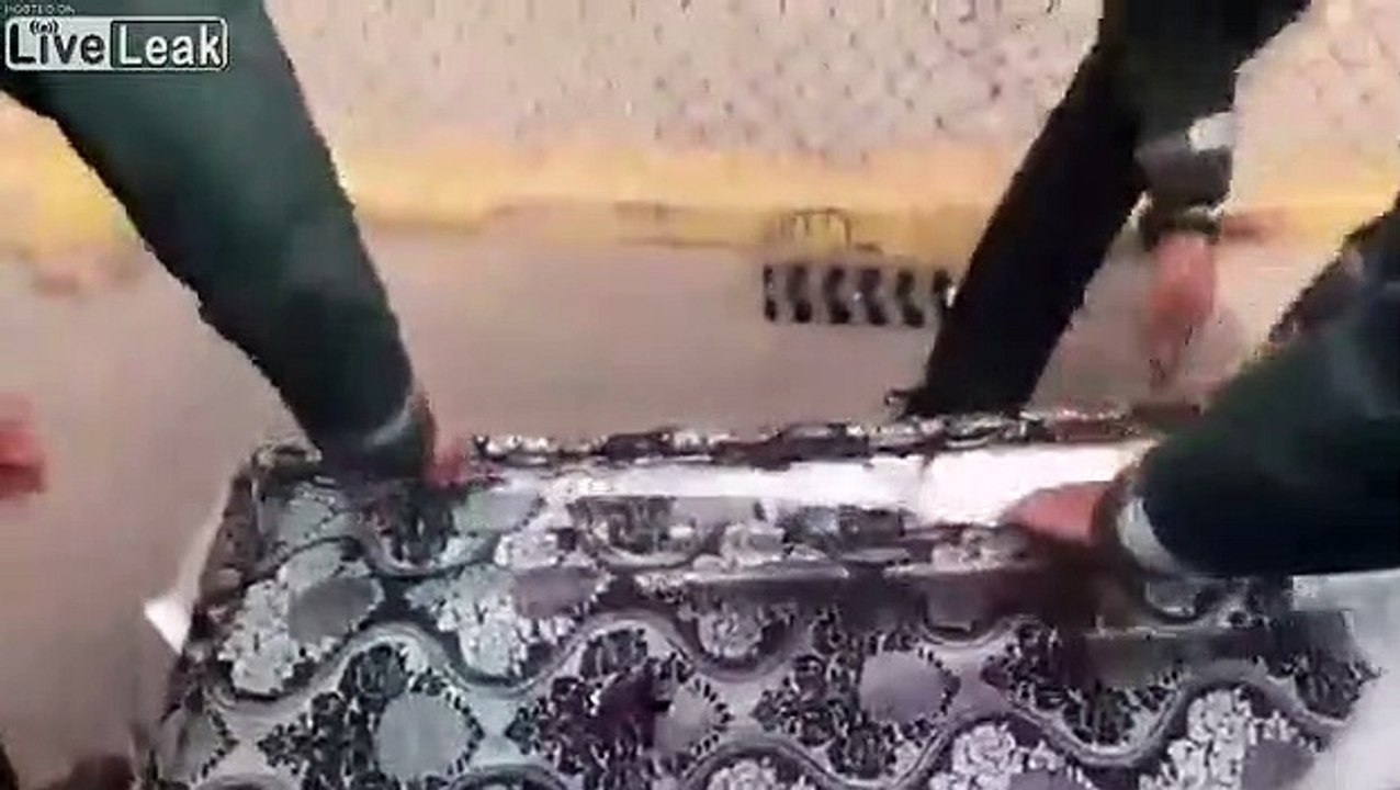 Ils sont cachés dans des matelas pour passer la frontière !