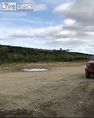 Cet avion perd une roue à l'atterrissage !