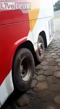 Caché dans les roues d'un camion pour passer la frontière !