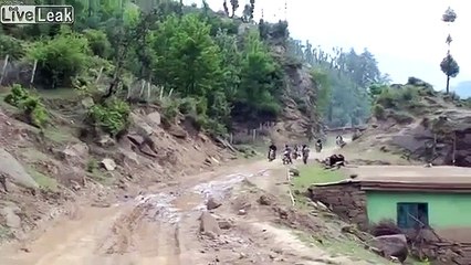 Roulé sur les jambes par une moto il se relève indemne !