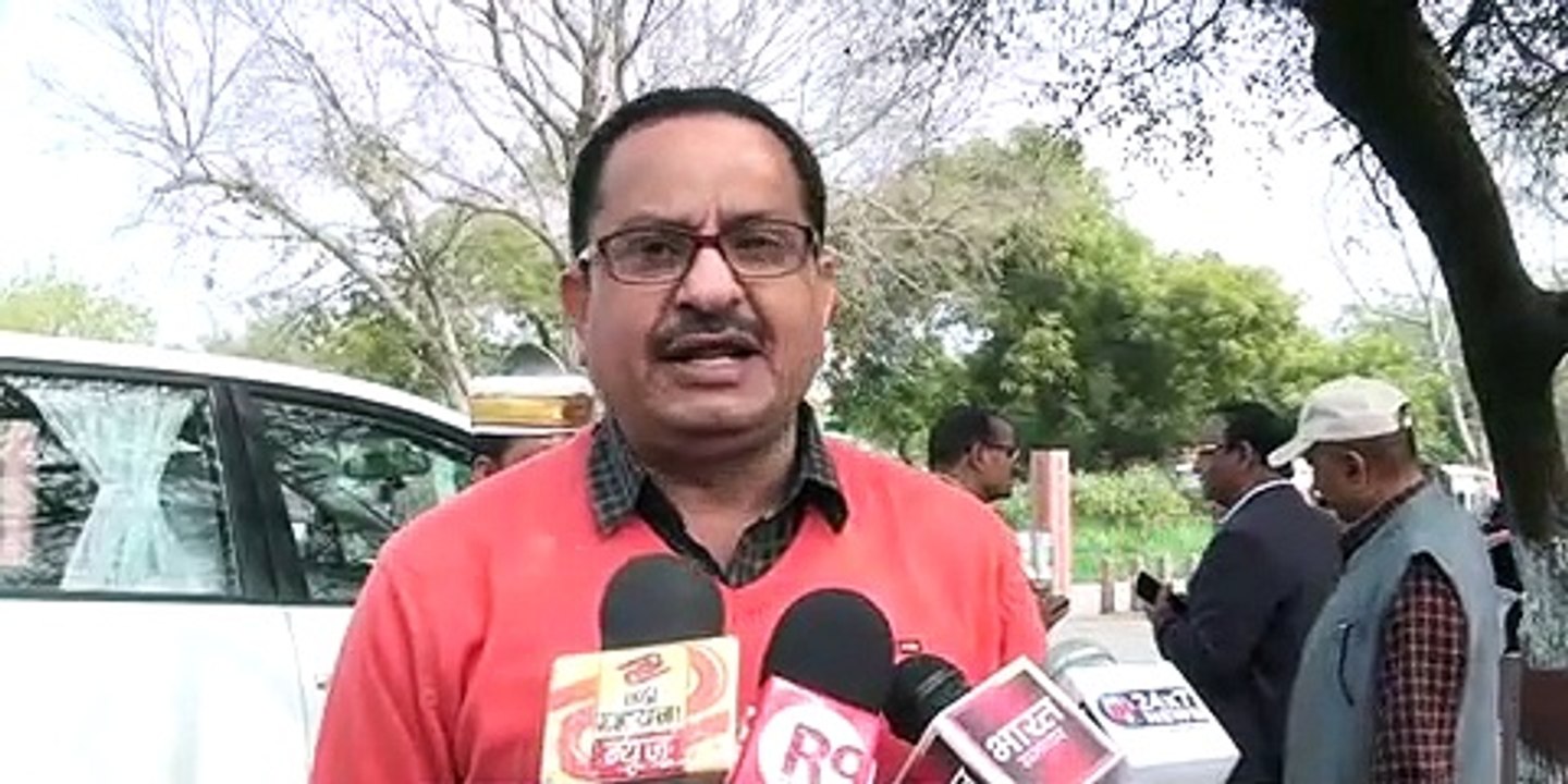 ताजमहल पूर्वी गेट पर नगर निगम ने चलाया आवारा कुत्तों को पकड़ने का अभियान