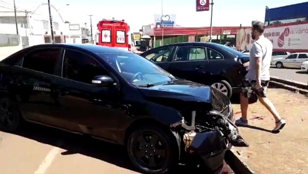 Citroen C4 e Kia Cerato batem em cruzamento no Bairro Neva