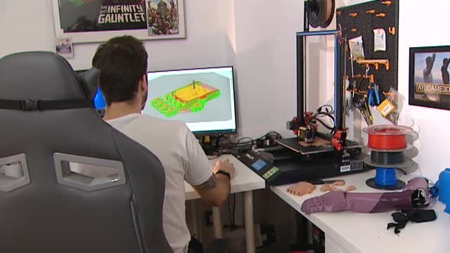 El joven madrileño que fabrica brazos en 3D para personas sin recursos