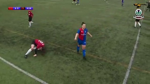 Kadın futbolcu yerinden sahada çıkan diz kapağını böyle yerine taktı
