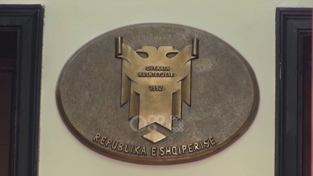 Ora News - Gjykata Kushtetuese fushë beteja, tre çështje të nxehta që përplasin Ramën e Metën