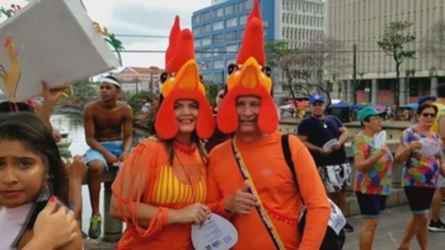 Un gigantesco y colorido gallo enciende el Carnaval de Recife