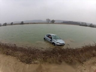 Ce conducteur va faire le dérapage de trop et hop... dans le lac